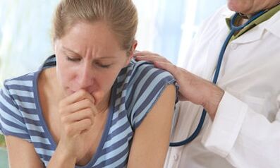 Ο γιατρός εξετάζει έναν ασθενή με αιχμηρούς πόνους στις ωμοπλάτες όταν βήχει